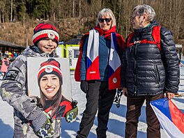Fanou�ci podporují Zuzanu Mad�rovou p�i Sv�tovém poháru alpských snowboardistek...