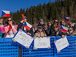 Fanou�ci podporují snowboardistku Zuzanu Mad�rovou p�i závod� Sv�tového poháru...