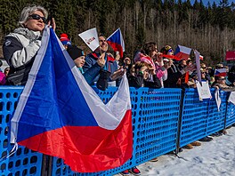 Fanou�ci podporují snowboardistku Zuzanu Mad�rovou p�i závod� Sv�tového poháru...