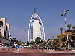 Hotel Burd� al-Arab po íránském útoku v Dubaji. (1. b�ezna 2026)