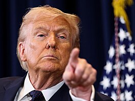 Americký prezident Donald Trump na tiskové konferenci ve svém klubu v Doralu na...