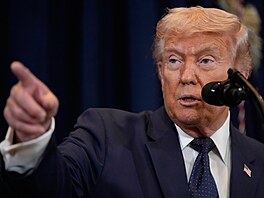 Americký prezident Donald Trump na tiskové konferenci ve svém klubu v Doralu na...