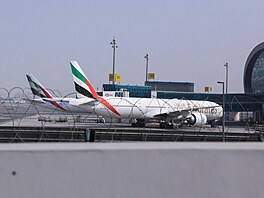 Letadla odstavená v terminálu 3 mezinárodního leti�t� v Dubaji po útocích...