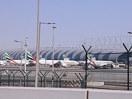 Letadla odstavená v terminálu 3 mezinárodního leti�t� v Dubaji po útocích...