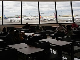 Filipín�tí pracovníci v zahrani�í, z nich� n�kte�í mají zru�ené lety na Blízký...