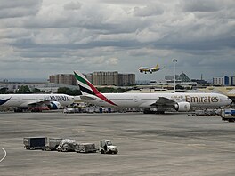 Letadlo se p�ipravuje k p�istání vedle zaparkovaných letadel blízkovýchodních...