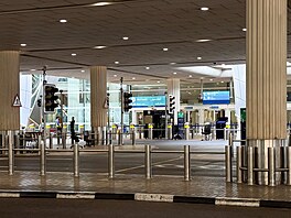 Prázdná p�íletová hala na mezinárodním leti�ti v Dubaji (2. b�ezna 2026)