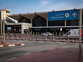 Policejní vozidlo a sanitka na odjezdové silnici mezinárodního leti�t� v...