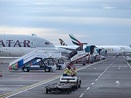 Letadlo spole�ností Qatar Airways a Emirates Airways stojí na mezinárodním...