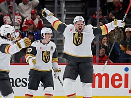 Úto�ník Vegas Tomá� Hertl (vpravo) se raduje ze svého gólu v prodlou�ení proti...