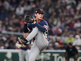 Nadhazova� Michal Kovala v zápase proti Ji�ní Korei na World Baseball Classic