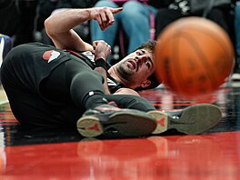 Faulovaný Deni Avdija padá na palubovku.