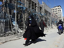 Po americko-izraelských útocích jsou mnohé �ásti Teheránu v troskách. (3....