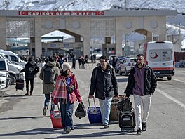 Írán�tí uprchlíci p�e�li turecký hrani�ní p�echod Kapiköy. (3. b�ezna 2026)