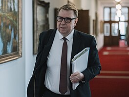 Ministr práce a sociálních v�cí Ale� Juchelka p�ichází na jednání vlády (2....