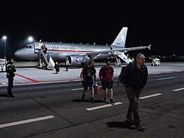Na pra�ském leti�ti Václava Havla p�istál repatria�ní let z egyptského �arm Al...