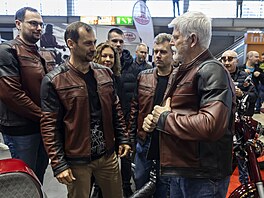 Prezident Petr Pavel na Motosalonu oblékl stylovou motorká�skou bundu.
