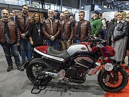 Prezidentský pár s novou Jawou 730 Twin.