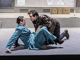 Pavla Beretová a Igor Orozovi� v Inscenaci Heda Gablerová