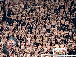 Slavisti�tí fanou�ci oslavují gól Tomá�e Chorého na 3:1 v derby proti Spart�.