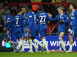 Hrá�i Chelsea oslavují gól v utkání Anglického poháru proti Wrexhamu.