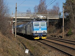 Sou�asný most, který p�evádí u ��áru p�es tra� na Brod silnici první t�ídy,...