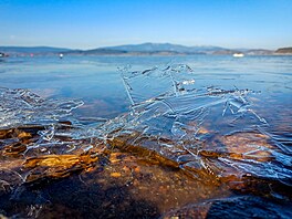 Lipno pomalu odtává, ale ledová krusta je�t� z�stává (6. b�ezna 2026)