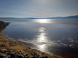 Ledová krusta na hladin� lipenské p�ehrady v Dolní Vltavici. (6. b�ezna 2026)