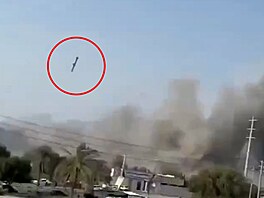 Video zpochyb�uje Trumpovo tvrzení o íránské odpov�dnosti za zásah �koly