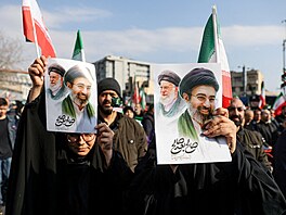 Shromá�d�ní v Teheránu na podporu nového íránského nejvy��ího v�dce Mod�taby...
