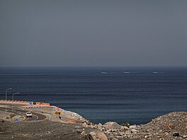 Pohled na pob�e�í Hormuzského pr�livu b�hem útoku na Írán. (2. b�ezna 2026)