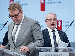 Ministr práce a sociálních v�cí Ale� Juchelka (vlevo) a p�edseda odbor� Josef...