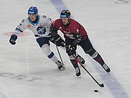 Spar�anský úto�ník Filip Chlapík se sna�í vyhnout Oskaru Lislerovi z Kladna.