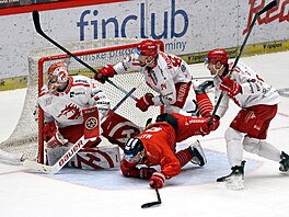 Olomoucký úto�ník Ond�ej Matýs padá v brankovi�ti t�ineckého gólmana Marka...