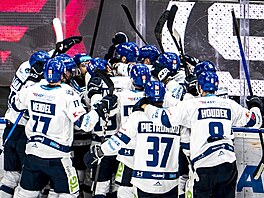 Kladen�tí hokejisté oslavují výhru nad Spartou v prodlou�ení.