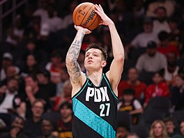 Vít Krej�í (27) z Portland Trail Blazers zakon�uje za t�i.