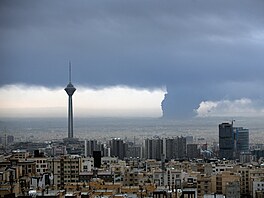 Spojené státy a Izrael v Íránu zaúto�ily na �ty�i ropné sklady a logistické...