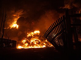 Spojené státy a Izrael v Íránu zaúto�ily na �ty�i ropné sklady a logistické...