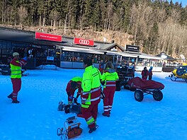 Záchraná�i zasahovali u srá�ky ly�a�e a snowboardistky ve �pindlerov� Mlýn�....