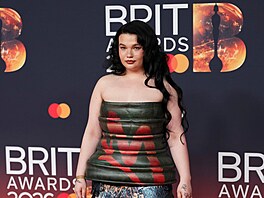 Lola Youngová na udílení BRIT Awards v Manchesteru (28. února 2026)