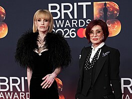Kelly Osbourne a Sharon Osbourne na udílení BRIT Awards v Manchesteru (28....
