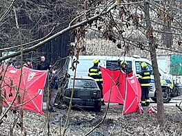 Pod hladinou rybníka v obci Kn�most na�li auto, uvnit� byl mrtvý �lov�k. (8....