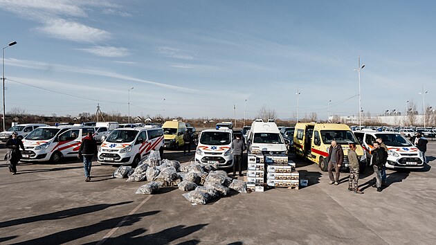 Projekt Oksana. �esk� iniciativa D�rek pro Putina p�ivezla vlakem na Ukrajinu p�es sedmdes�t ter�nn�ch aut a sanitek. (5. b�ezna 2026)