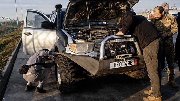 Projekt Oksana. �esk� iniciativa D�rek pro Putina p�ivezla vlakem na Ukrajinu p�es sedmdes�t ter�nn�ch aut a sanitek. (5. b�ezna 2026)