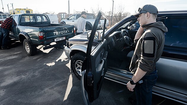 Projekt Oksana. �esk� iniciativa D�rek pro Putina p�ivezla vlakem na Ukrajinu p�es sedmdes�t ter�nn�ch aut a sanitek. (5. b�ezna 2026)