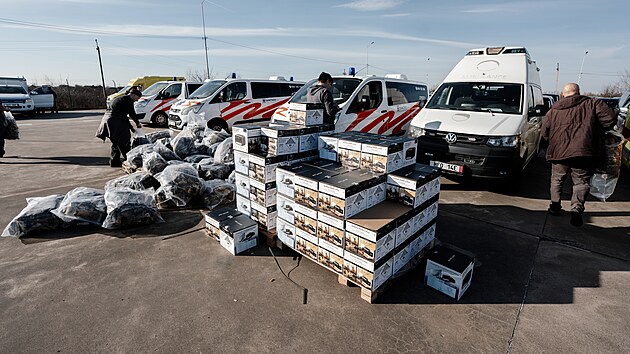 Projekt Oksana. �esk� iniciativa D�rek pro Putina p�ivezla vlakem na Ukrajinu p�es sedmdes�t ter�nn�ch aut a sanitek. (5. b�ezna 2026)