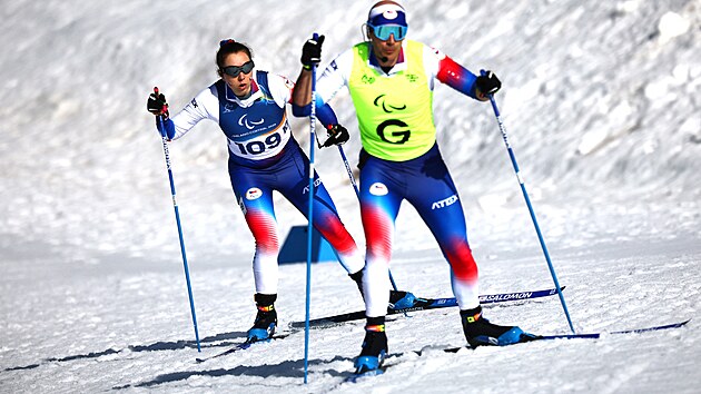 Simona Buben��kov� a David �r�tek v individu�ln� z�vod� biatlonistek na...