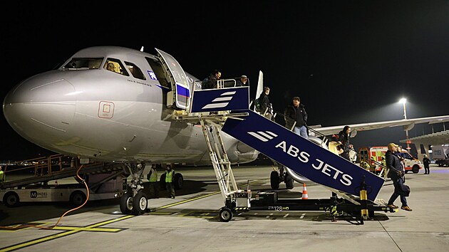 Speci�l z Amm�nu p�ist�l v Praze s prvn� skupinou �esk�ch ob�an�, kte�� uv�zli na Bl�zk�m v�chod�. (3. b�ezna 2026)