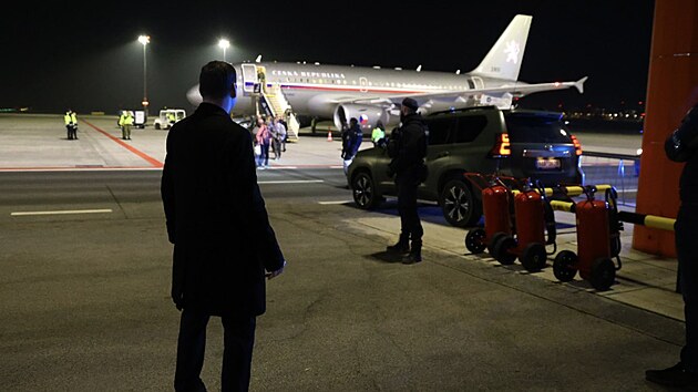 Speci�l z Amm�nu p�ist�l v Praze s prvn� skupinou �esk�ch ob�an�, kte�� uv�zli na Bl�zk�m v�chod�. (3. b�ezna 2026)