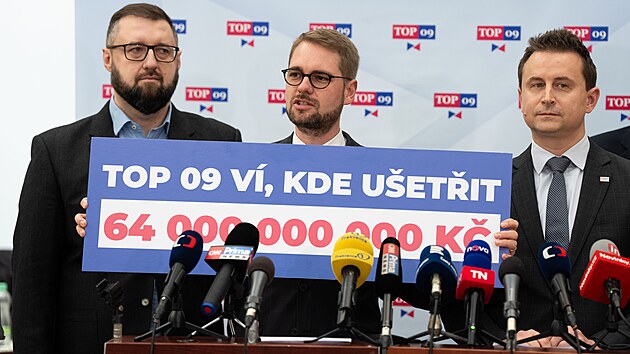 Tiskov� konference TOP 09 ve Sn�movn�, na sn�mku p�edseda TOP 09 Mat�j Ond�ej Havel, poslanec Michal Zuna a m�stop�edseda strany Luk� Otys (3. b�ezna 2026)